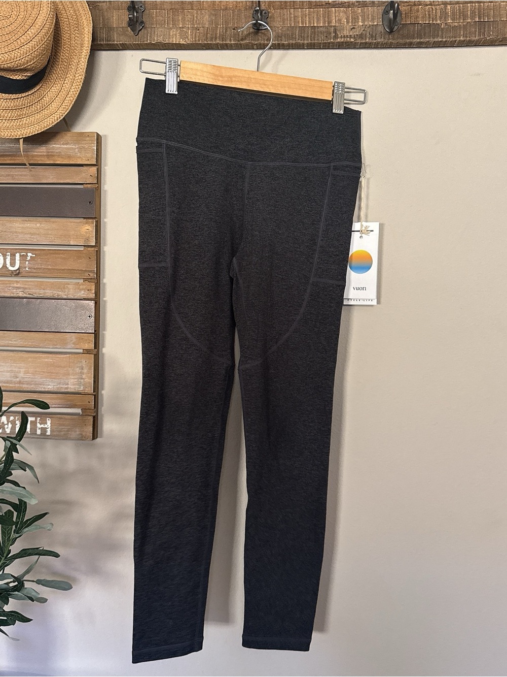 Vuori Elevation Performance Leggings in Charcoal Heather size Small